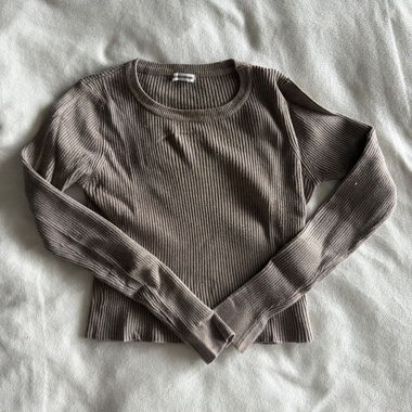 Maglione a maniche lunghe a coste colore taupe