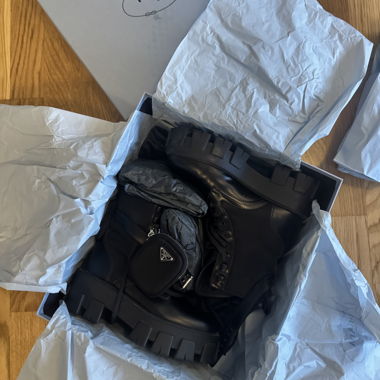 Bottes Prada noires, comme neuves, boîte incluse