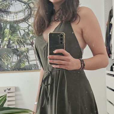 Olive-grünes Sommerkleid