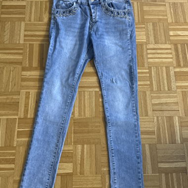 Jeans con dettagli decorativi