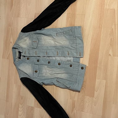 Giacca di jeans chiara con maniche nere