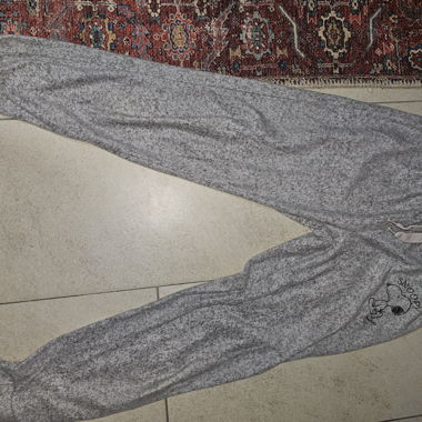 Graue jogging hose