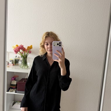 Camicia nera con pieghe e bottoni