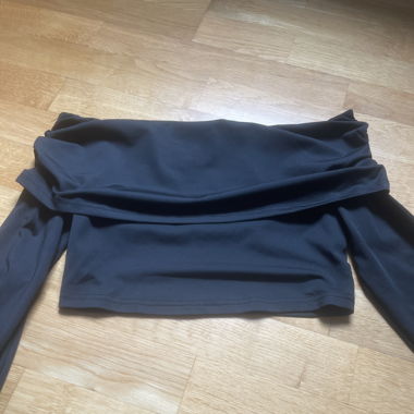 Off shoulder long sleeve 