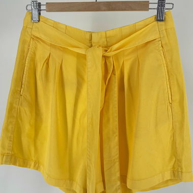 Shorts jaunes avec cordon
