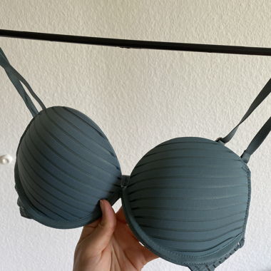 Unbenutzter grüner Push-up Büstenhalter