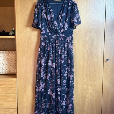 Schwarzes Kleid mit rosa Blumen Vero Moda