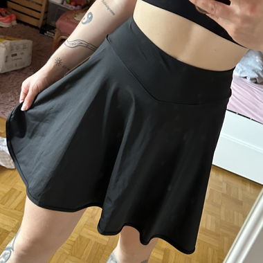 Schwarzer Skaterskirt