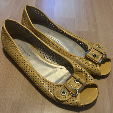 gelbe Ballerinas mit Löcherverzierung