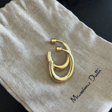 Boucles d’oreilles créoles dorées de Massimo Dutti