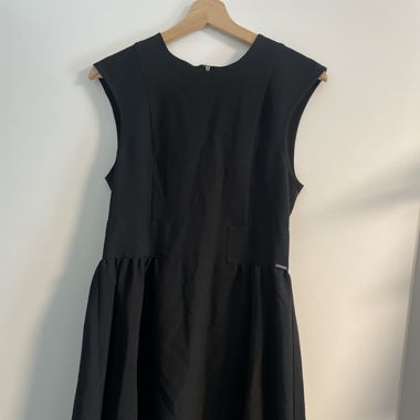 Schwarzes Kleid