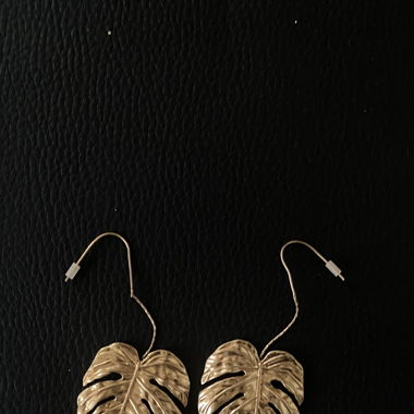 Goldene Monstera Ohrringe