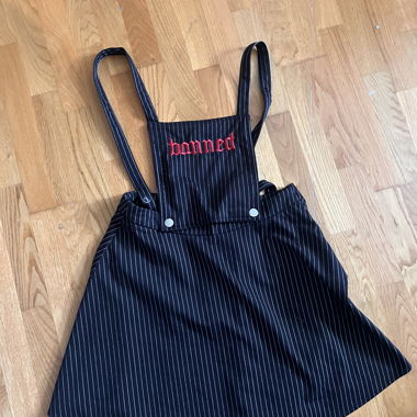 Banned Pinafore-Kleid mit Nadelstreifen