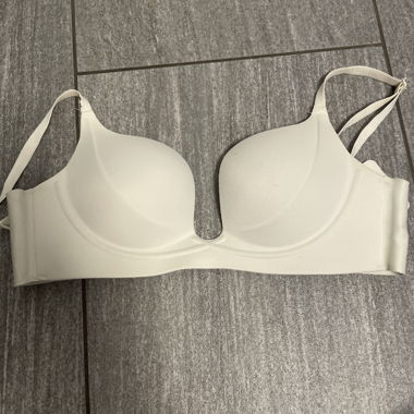 Top in reggiseno bianco