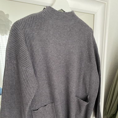 Pullover grau mit Taschen 