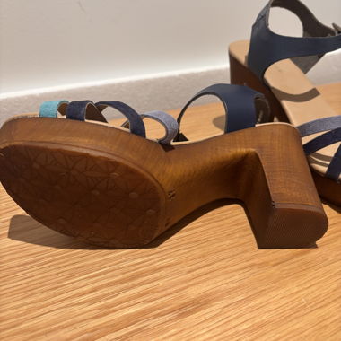 Buntfarbene Sandalen mit Absatz - André