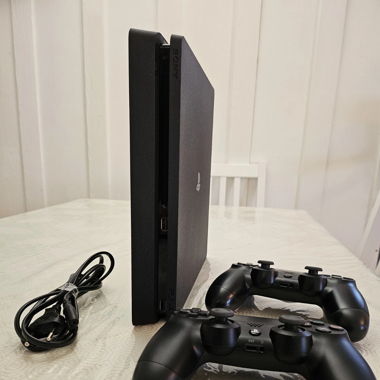 PS4 et deux manettes en parfait état