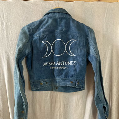 Jeansjacke mit Stickerei am Rücken