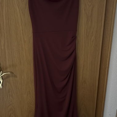Bordeauxrotes Satin-Slipkleid mit Spitze
