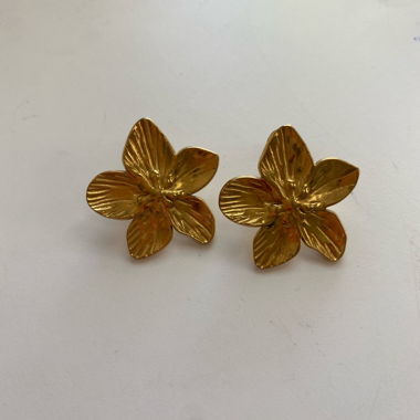 Orecchini a bottone dorati a forma di fiore