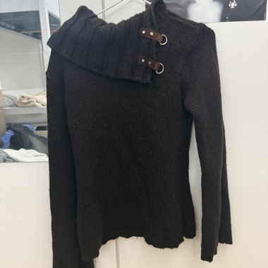 Dunkelbrauner Pullover