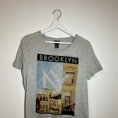 Kurzärmliges, graues Tshirt mit Aufschrift, Herren