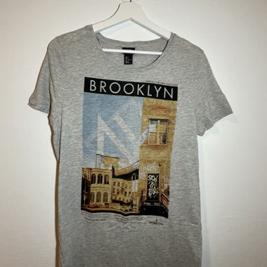 Kurzärmliges, graues Tshirt mit Aufschrift, Herren