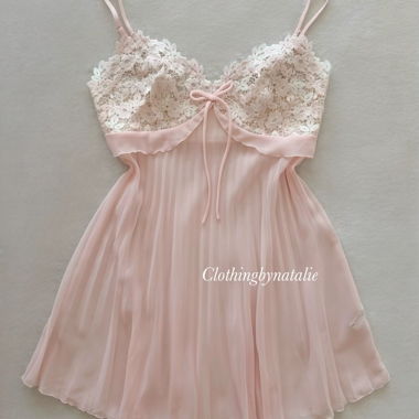 Robe à volants en dentelle rose plissée taille S
