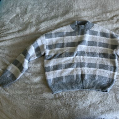 Dicker gestreifter Pullover mit Karomuster