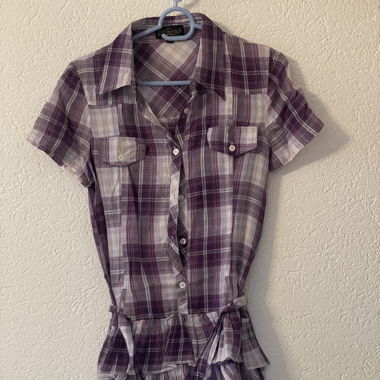 Blouse violette à carreaux