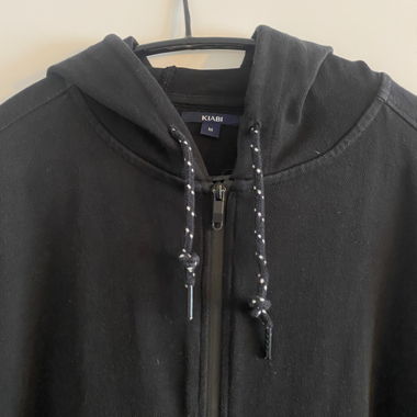 Schwarzer Zip-Hoodie