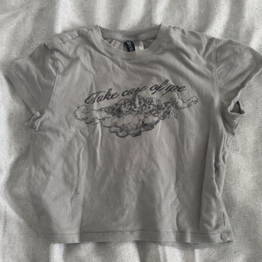 Maglietta crop con grafica Divided