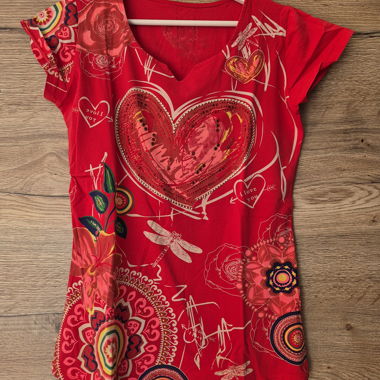 Rotes T-Shirt mit Herz- und Libellenmuster