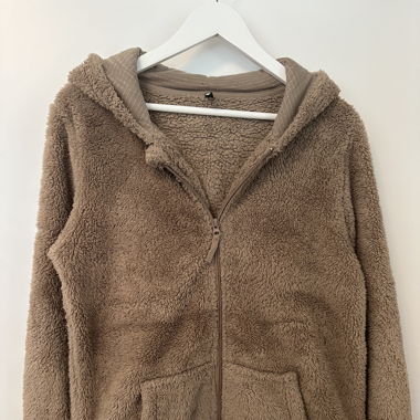 fluffige braue Jacke