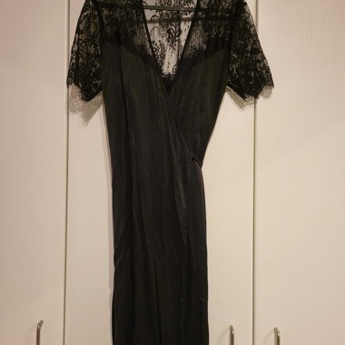 Wickelkleid mit Spitzen