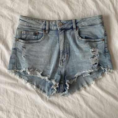 Zerrissene Denim-Shorts