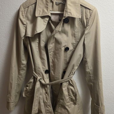 Trenchcoat beige con cintura