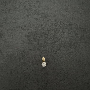 Ciondolo dorato con piccolo diamante