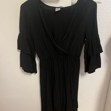 Robe noire à manches volantées