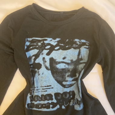 Chemise à manches longues noire et bleue