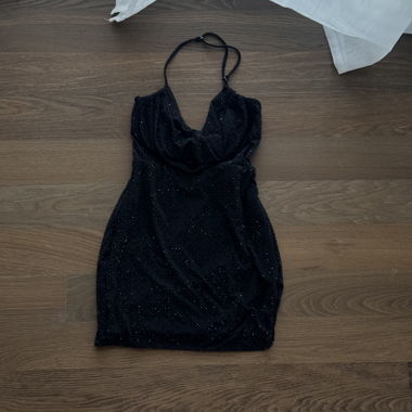 Mini-robe noire à paillettes d’Oh Polly
