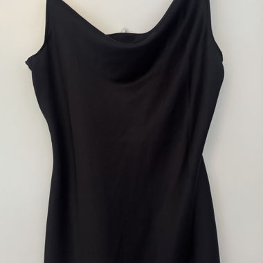 Schwarzes Wickelkleid mit Schalkragen