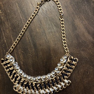 Collier statement avec éléments de chaîne