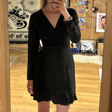 Robe cache-cœur noire à paillettes