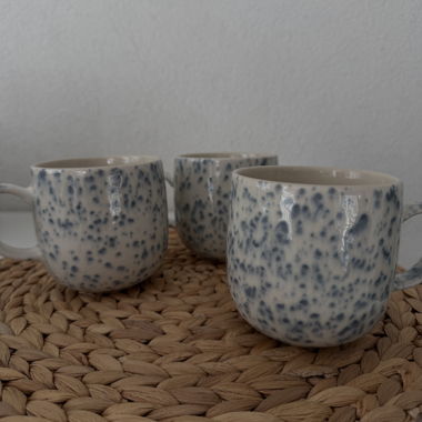 Set mit blauen gepunkteten Keramiktassen