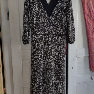 Schwarzes Blumenkleid