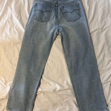 Hellblaue Levi's-Jeans