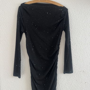 Robe noire avec paillettes