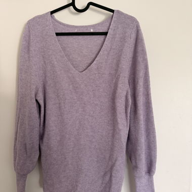 Maglione in maglia lilla con scollo a V