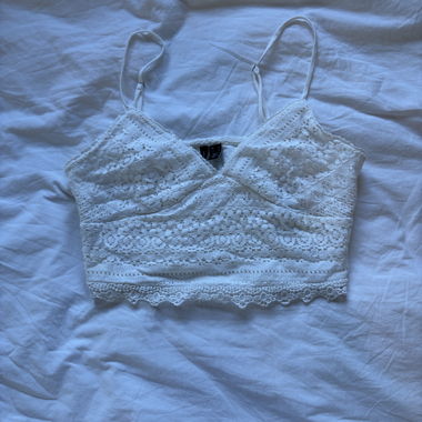 Haut en dentelle blanche